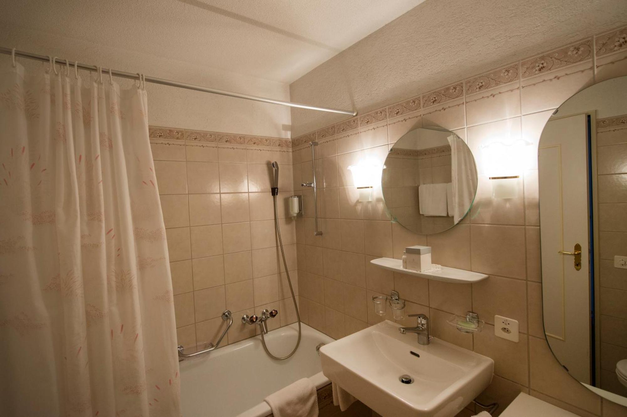 Romantik Hotel & Restaurant Sternen Kriegstetten Cameră foto